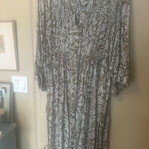 Chic Patterned Midi Dress in Gray